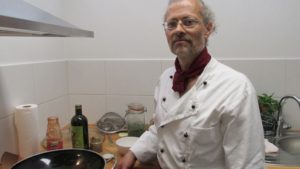 Heilpraktiker und Koch Bernhard Bühr beim Kochcoaching in der eigenen Lehrküche